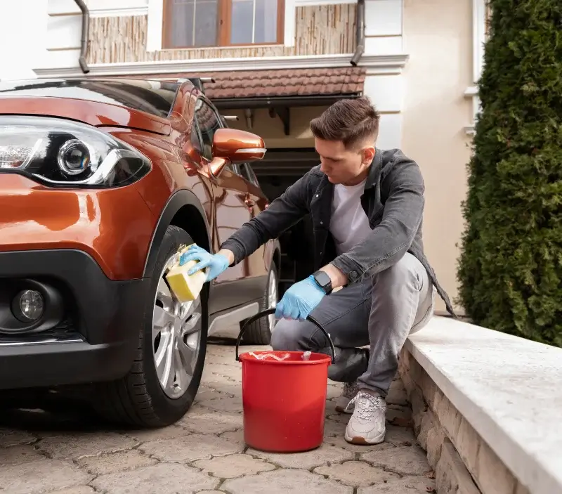 Lavage auto à domicile Esquelbecq : professionnel intervenant sur un véhicule